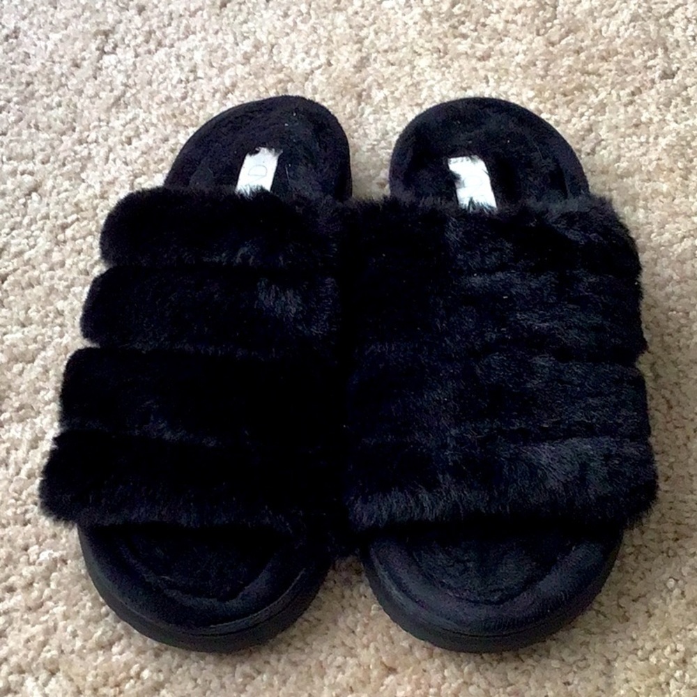 Abound Black Fuzzy Slides Size 5-6 in Like New Condition